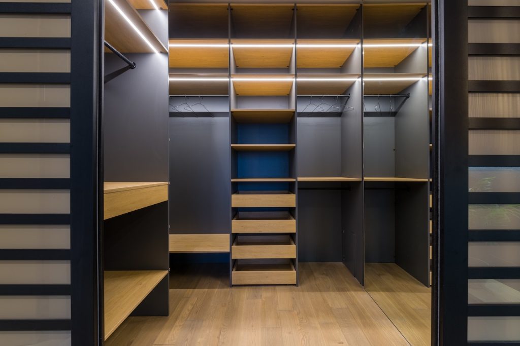Så skiljer du på en platsbyggd walk in closet och en vanlig garderob ...